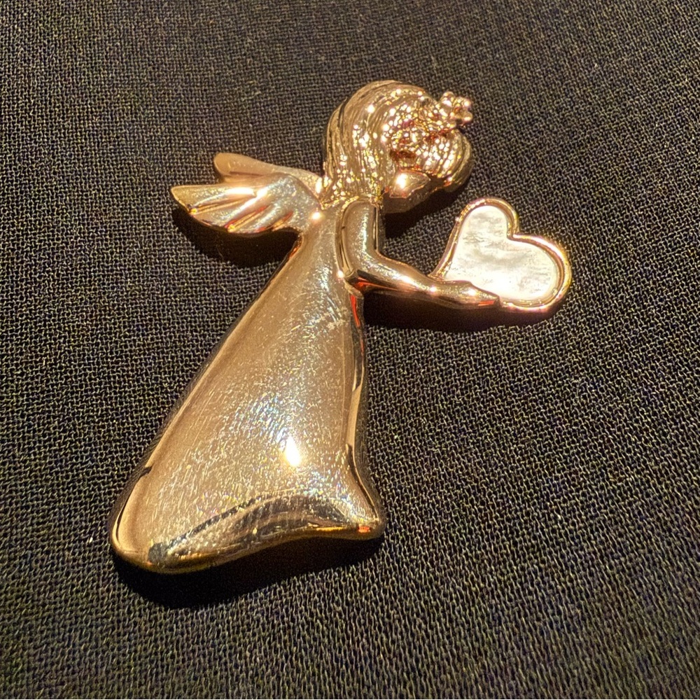 Vintage Liz Claiborne Gold Tone Angel Holding A Mother of Pearl Heart Brooch - Picture 2 of 5